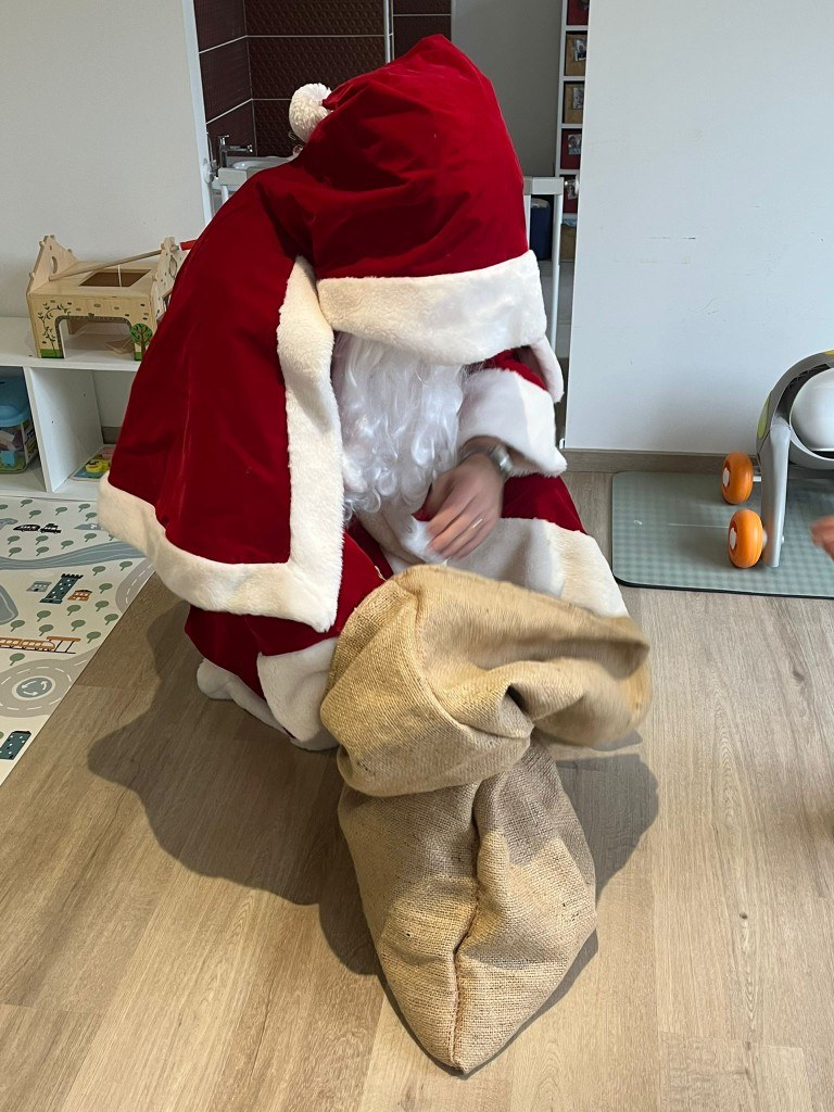 Le Père Noël ouvre son sac